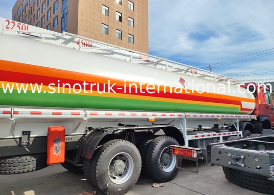 SINOTRUK HOWO लाल 380HP 8×4 12 पहिया उच्च क्षमता तेल टैंक ट्रक