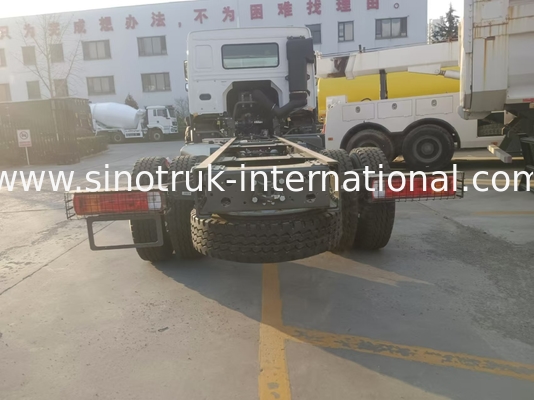 SINOTRUK HOWO कार्गो ट्रक चेसिस 16-20 टन 4X2 LHD 300HP