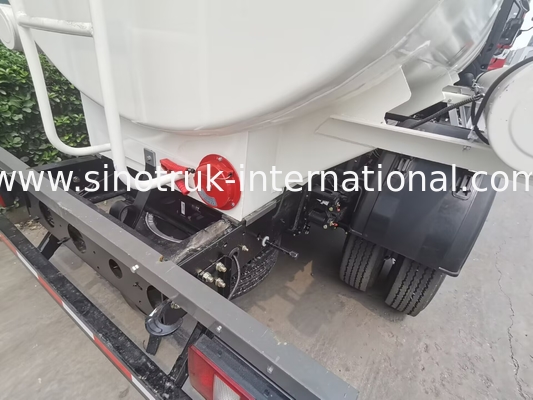SINOTRUK HOWO 4X2 6 पहिया तेल टैंक ट्रक 5-6CBM प्रवाहमीटर के साथ एकल डिब्बा