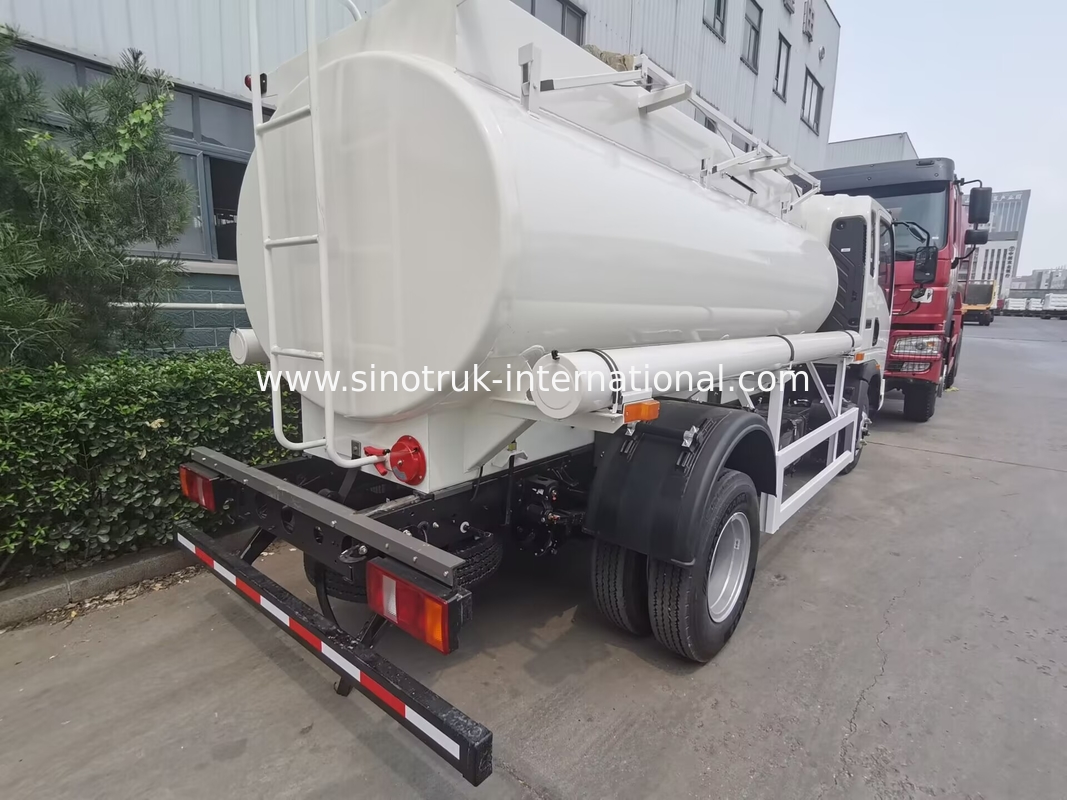 SINOTRUK HOWO 4X2 6 पहिया तेल टैंक ट्रक 5-6CBM प्रवाहमीटर के साथ एकल डिब्बा
