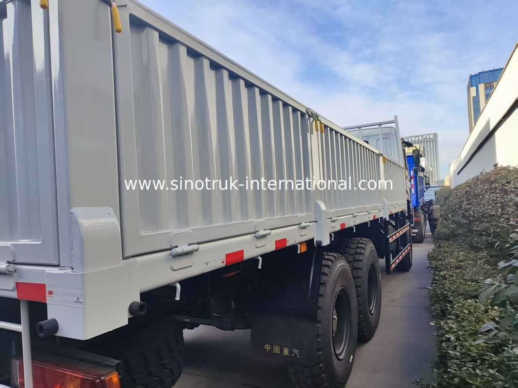 शक्ति और बहुमुखी प्रतिभा को उजागर करें सभी को जीतने वाला सफेद HOWO 6x6 400HP ऑफ-रोड कार्गो ट्रक