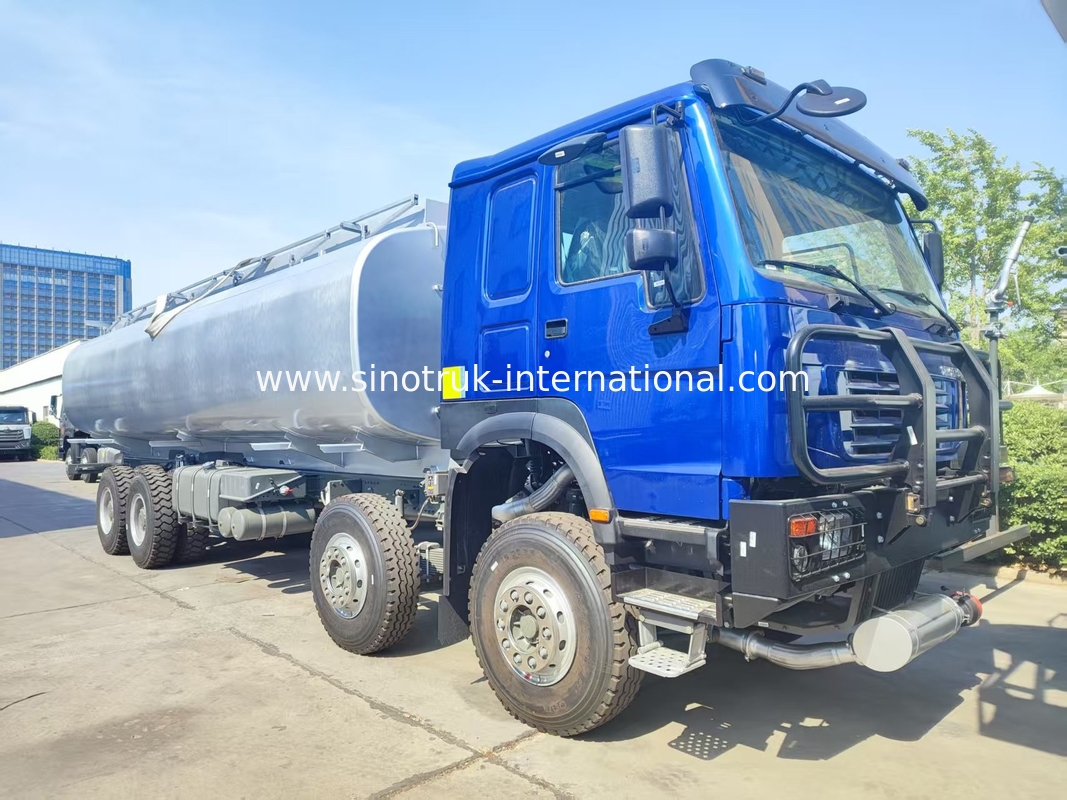 भारी शुल्क HOWO 8*4 400HP LHD ईंधन ट्रक 40CBM लंबी दूरी के ईंधन वितरण के लिए डबल टैंक सिस्टम
