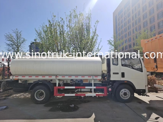 SINOTRUK लाइट वॉटर टैंक ट्रक LHD 5-8CBM स्प्रेइंग रेंज वाइड