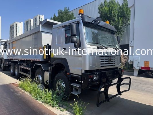 SINOTRUK HOWO 371HP 8X4 टिपर डंप ट्रक निर्माण पुराना फ्रंट फेस सैन्य बम्पर खनन क्षेत्रों के लिए दो चेतावनी लाइटें यू टाइप कंटेनर