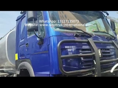 भारी शुल्क HOWO 8*4 400HP LHD ईंधन ट्रक: लंबी दूरी के ईंधन वितरण के लिए 40CBM डबल टैंक सिस्टम