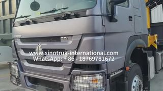 ट्रक पर लगी क्रेन